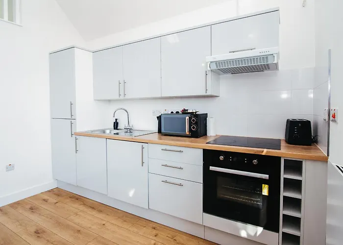 Town Centre Penthouse Apartment - Near Airport & Train Station
