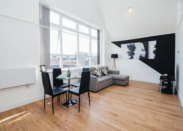 Town Centre Penthouse Apartment - Near Airport & Train Station