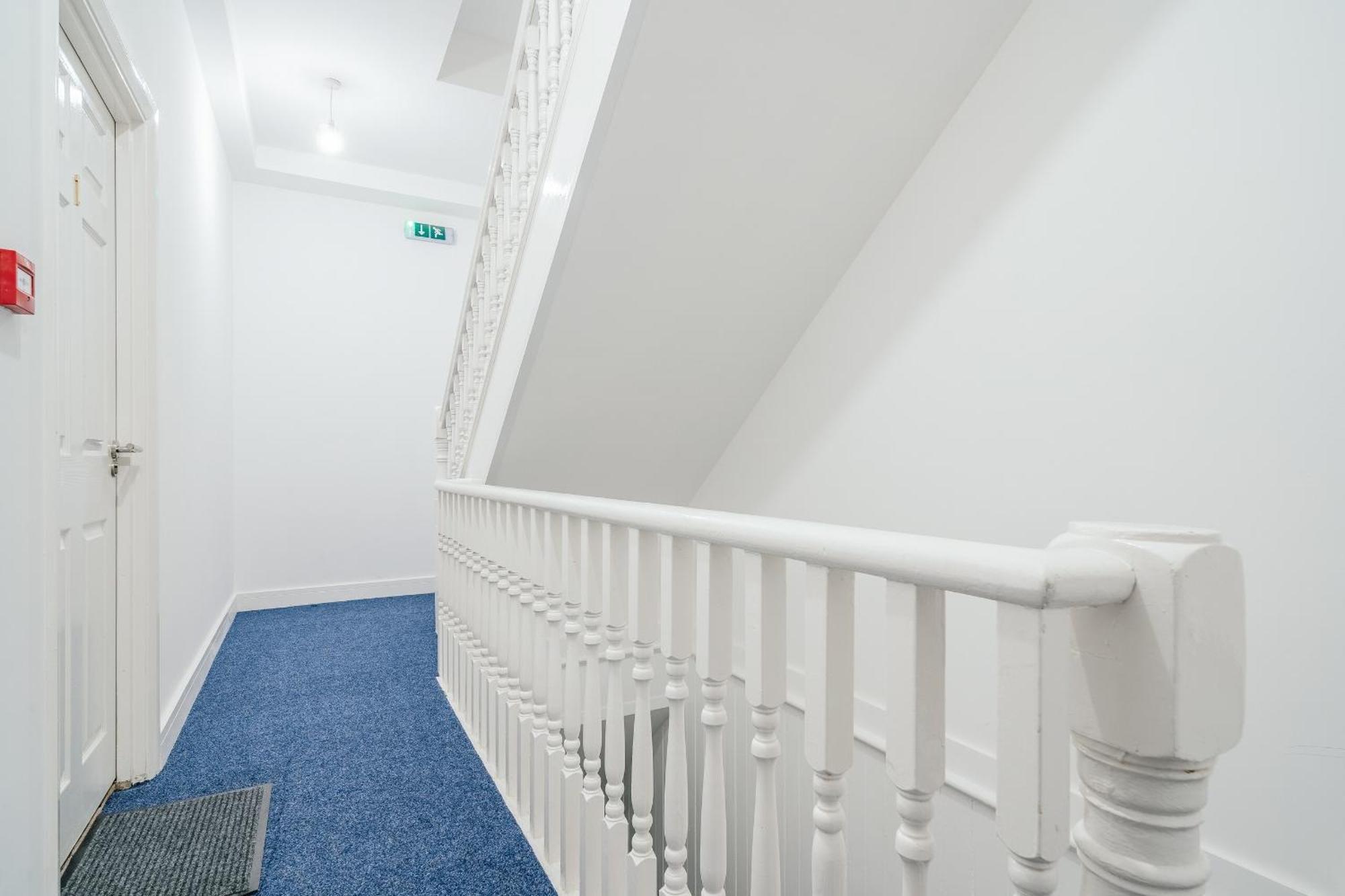 Town Centre Penthouse - Near Airport & Train Station Apartment