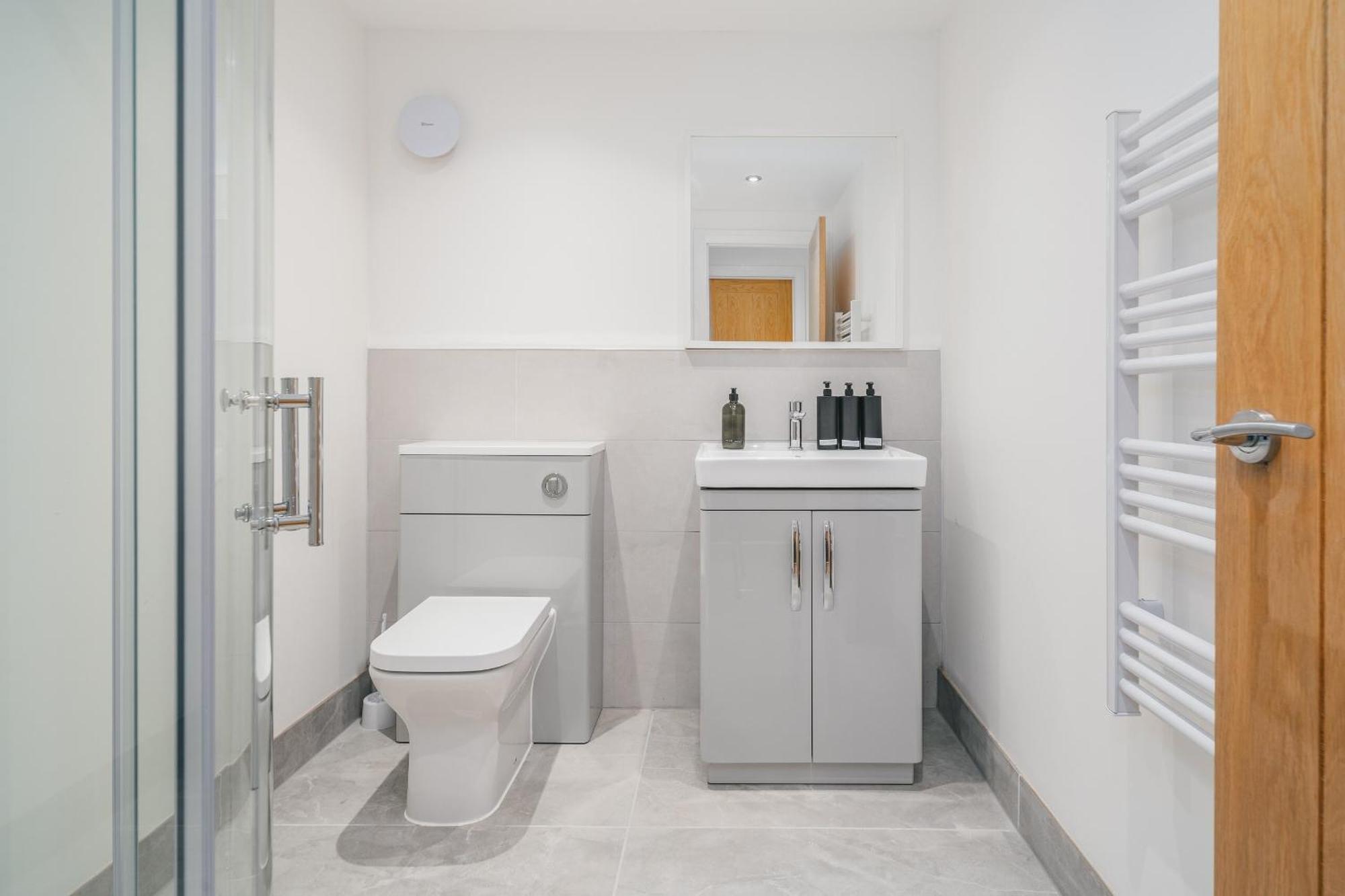 Town Centre Penthouse - Near Airport & Train Station