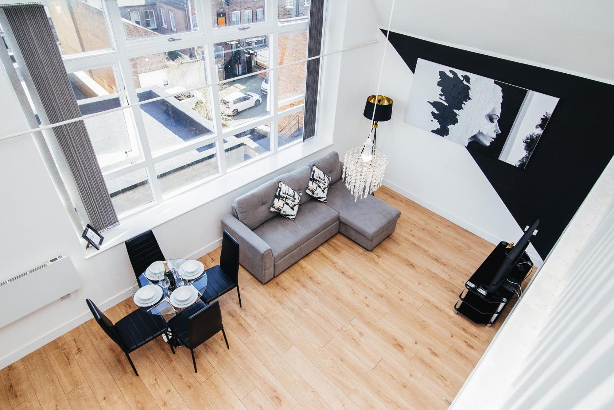 Town Centre Penthouse - Near Airport & Train Station Apartment *