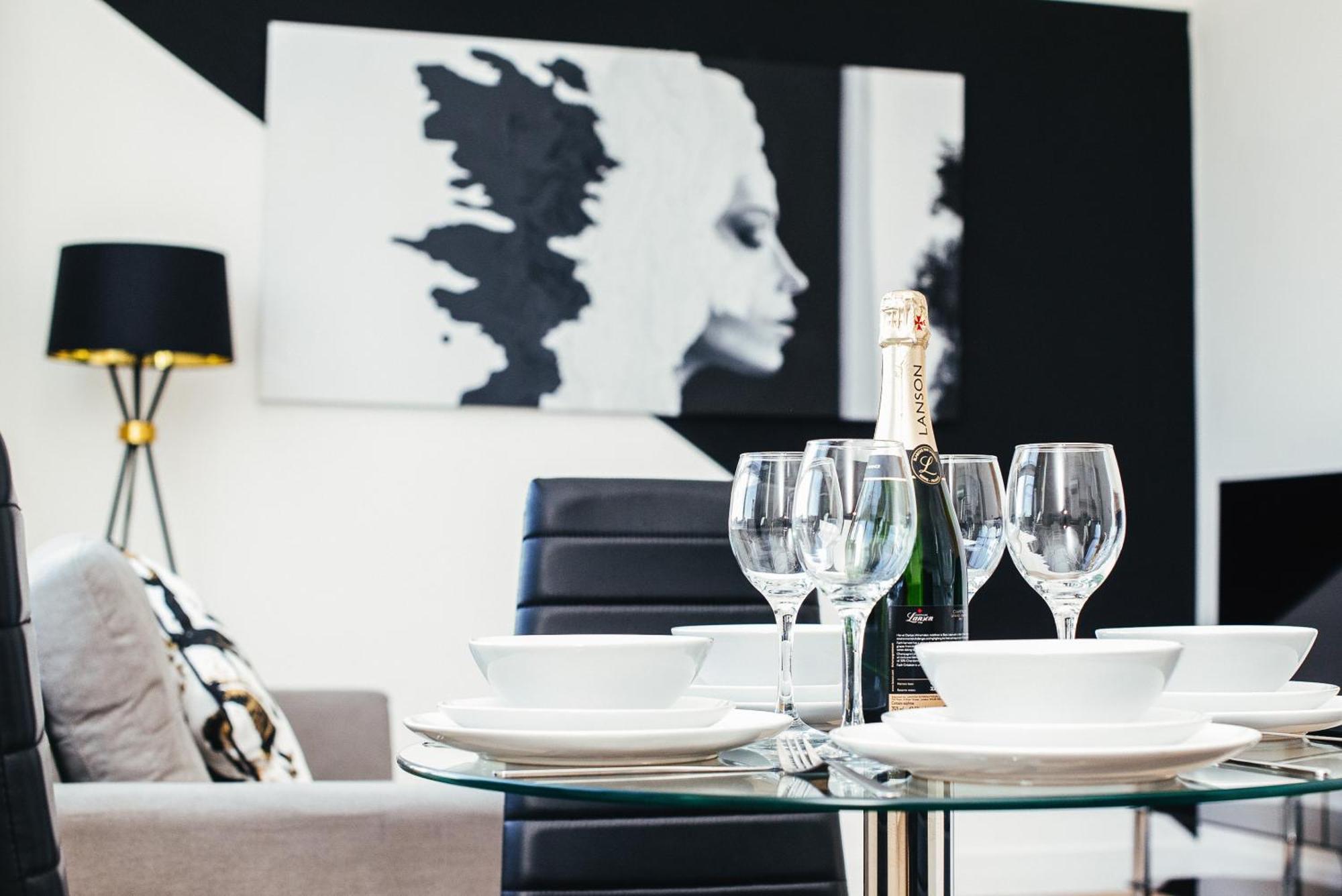 Town Centre Penthouse - Near Airport & Train Station Apartment
