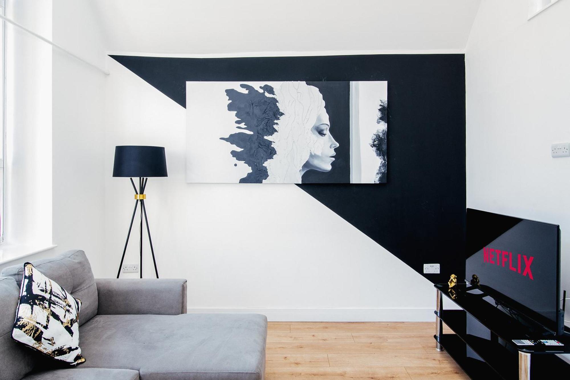 Town Centre Penthouse - Near Airport & Train Station *