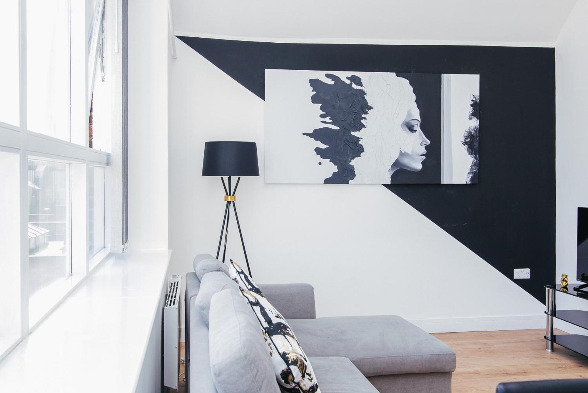 Town Centre Penthouse - Near Airport & Train Station