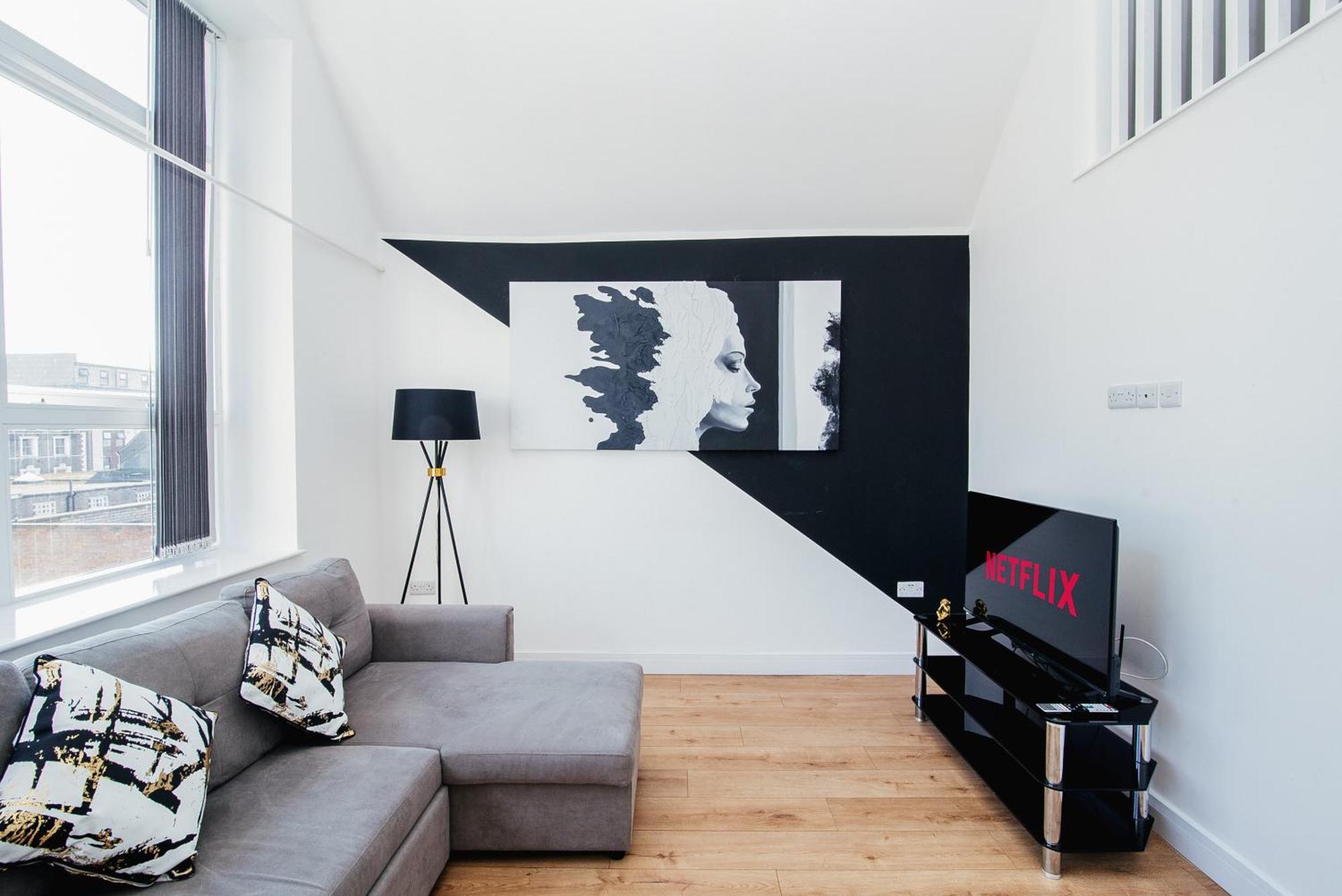 Apartment Town Centre Penthouse - Near Airport & Train Station