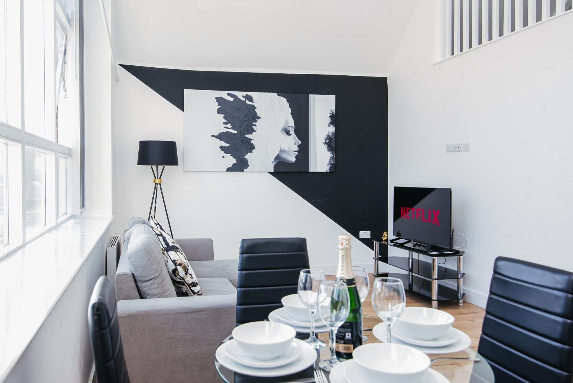 Town Centre Penthouse - Near Airport & Train Station Apartment *