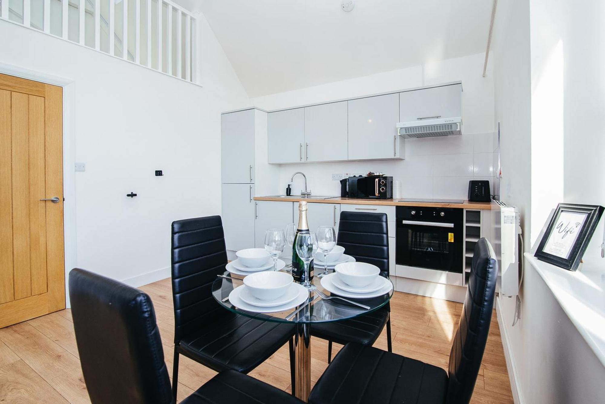 Apartment Town Centre Penthouse - Near Airport & Train Station