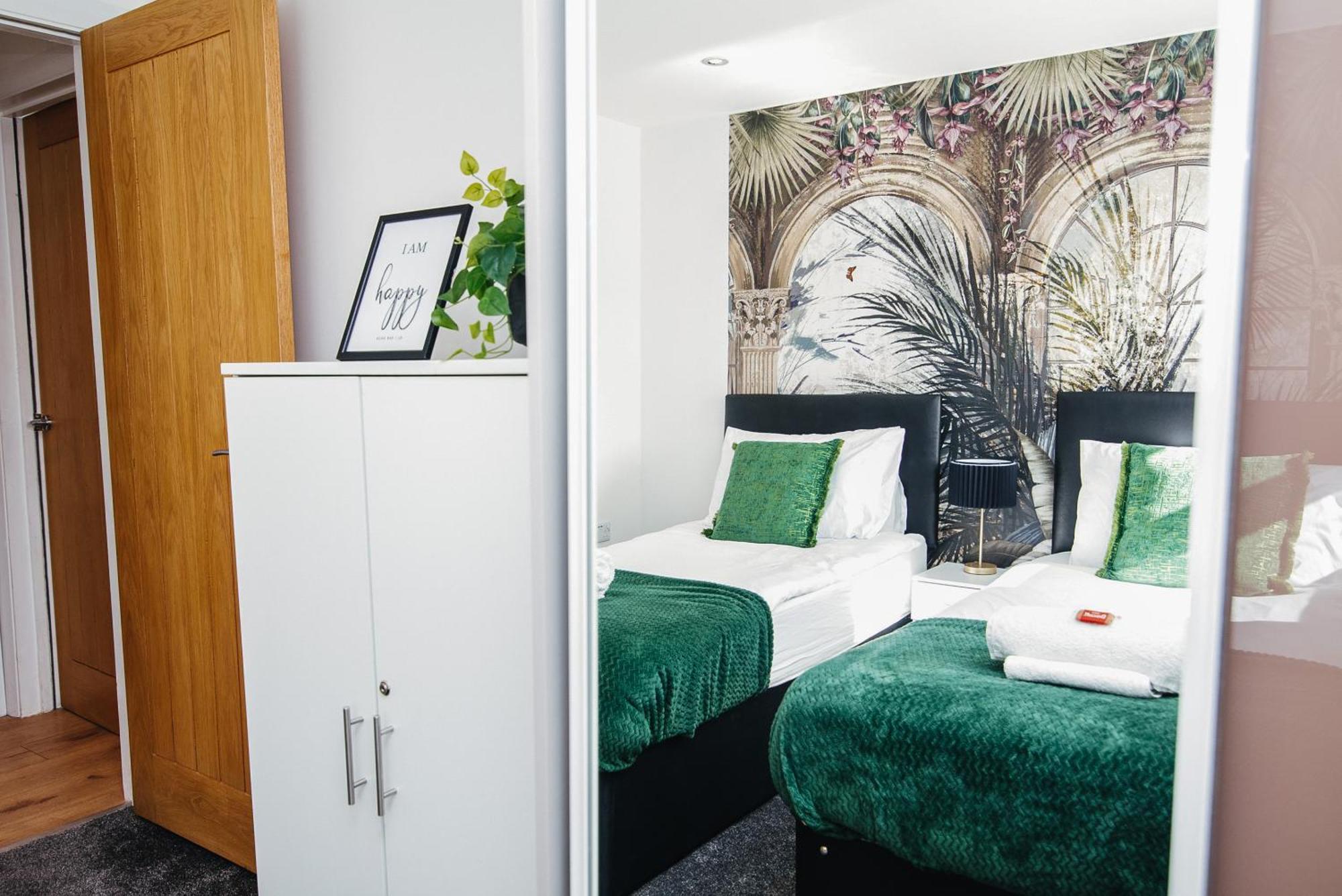 Town Centre Penthouse - Near Airport & Train Station Apartment *