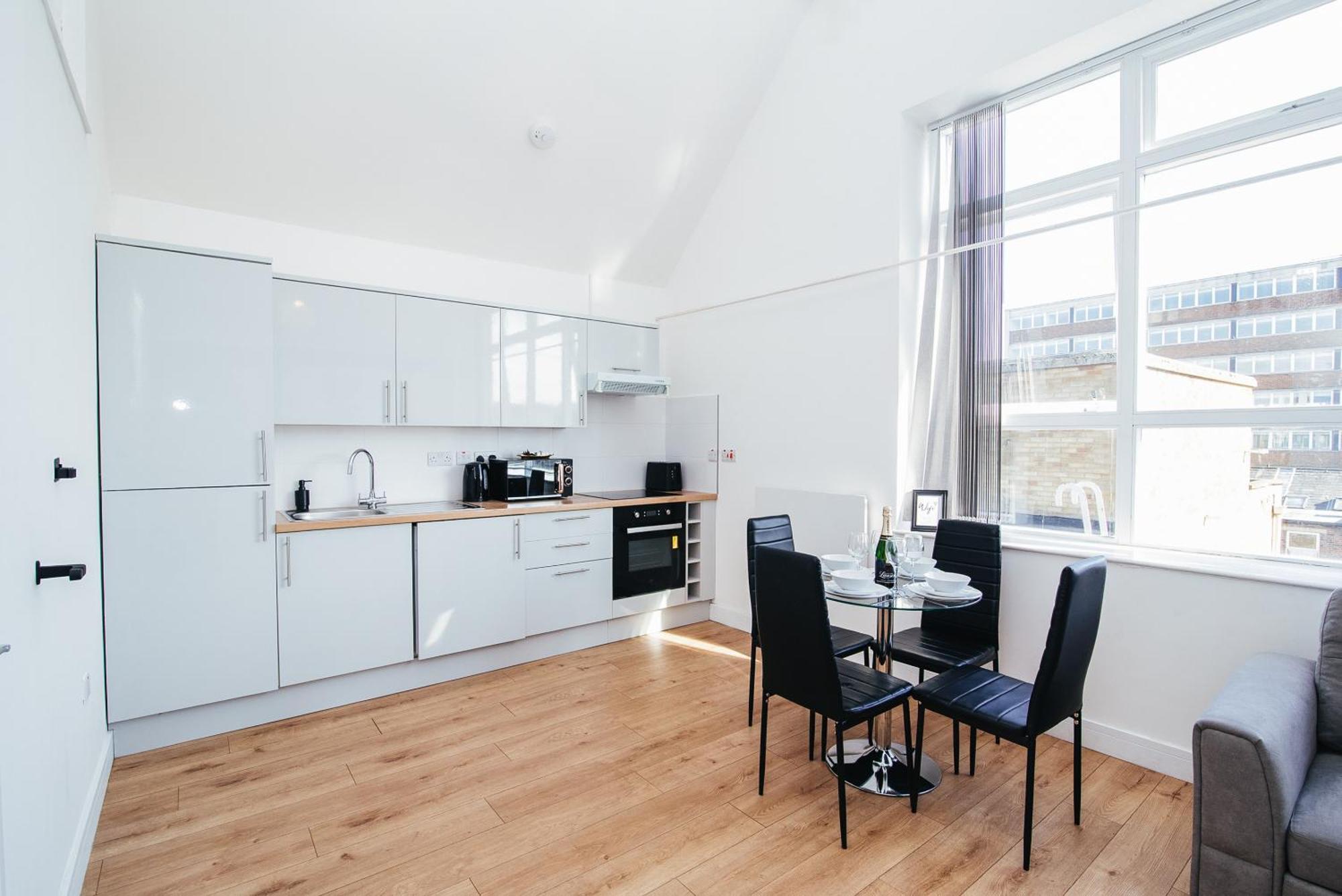 Apartment Town Centre Penthouse - Near Airport & Train Station *