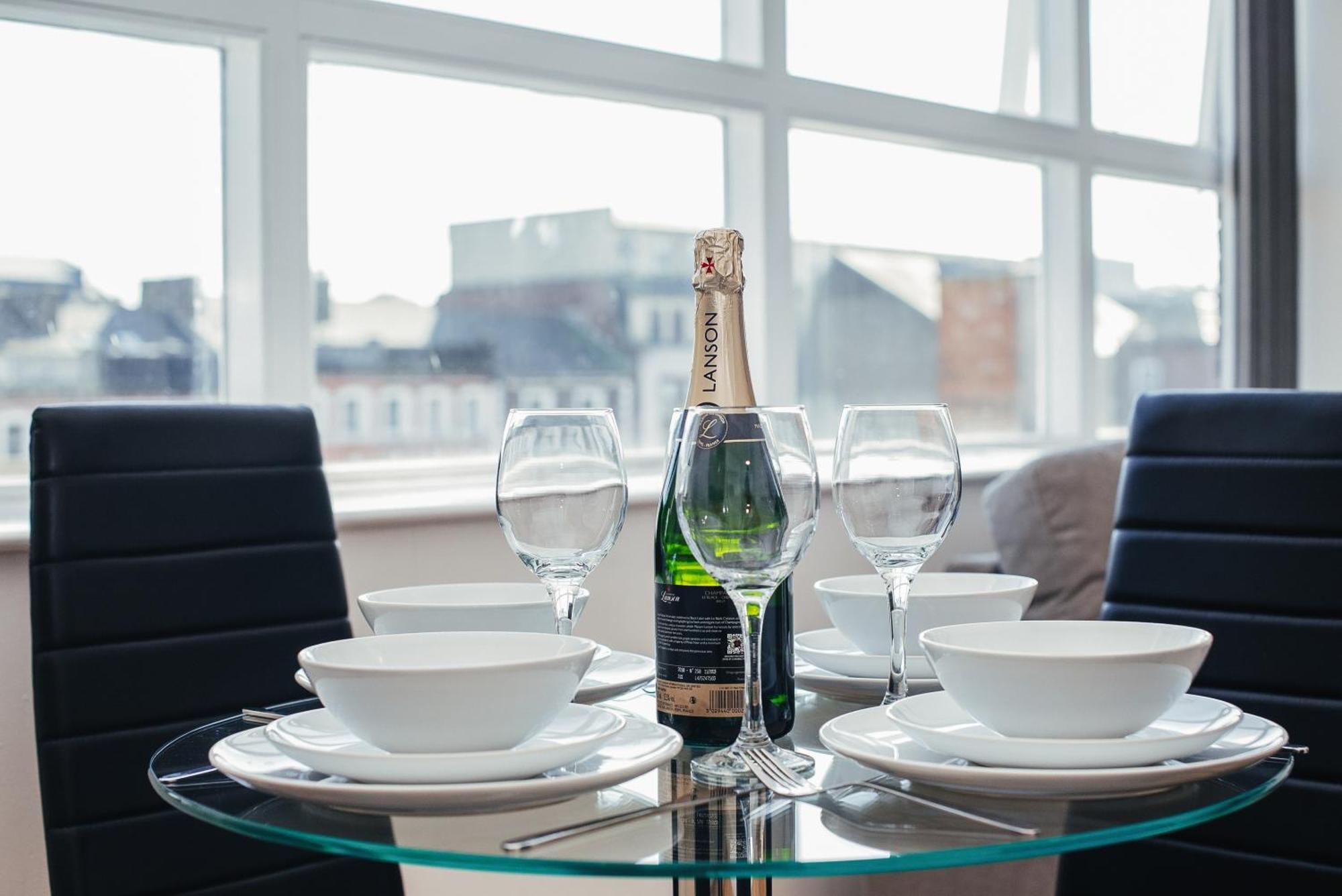 Town Centre Penthouse - Near Airport & Train Station Apartment