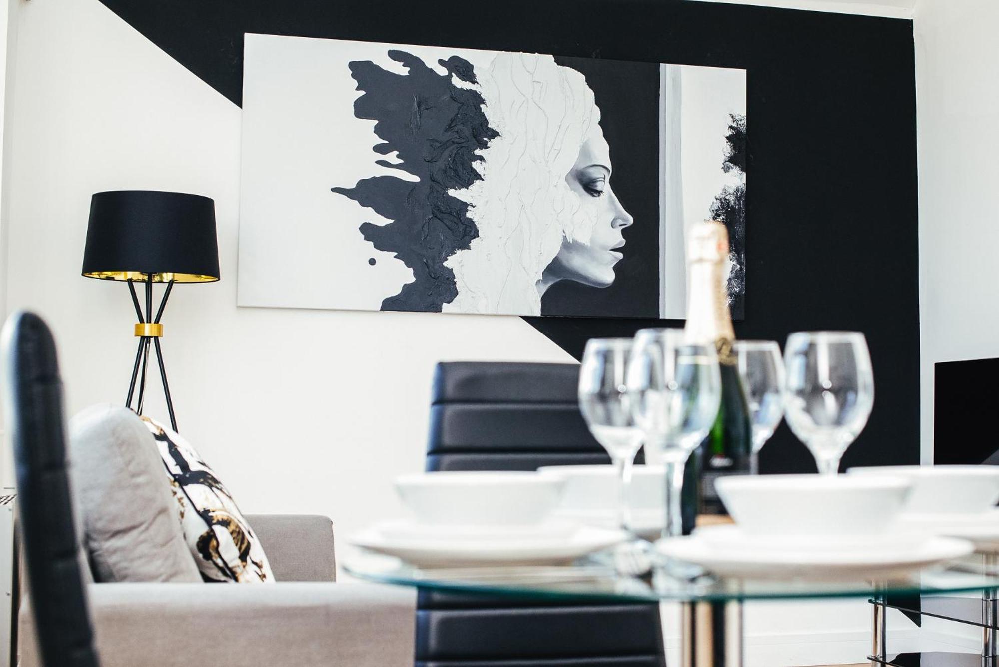 Apartment Town Centre Penthouse - Near Airport & Train Station