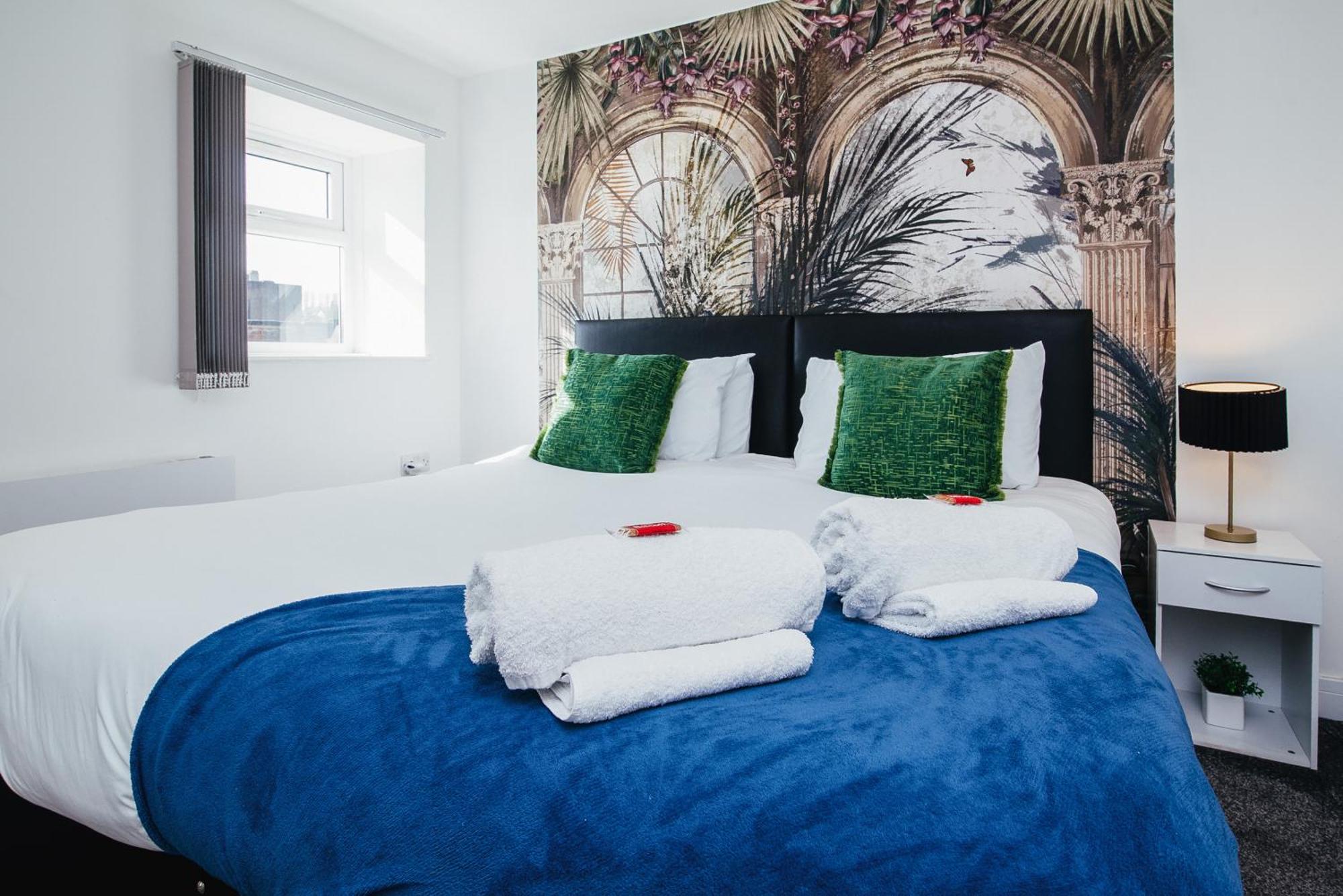Town Centre Penthouse - Near Airport & Train Station