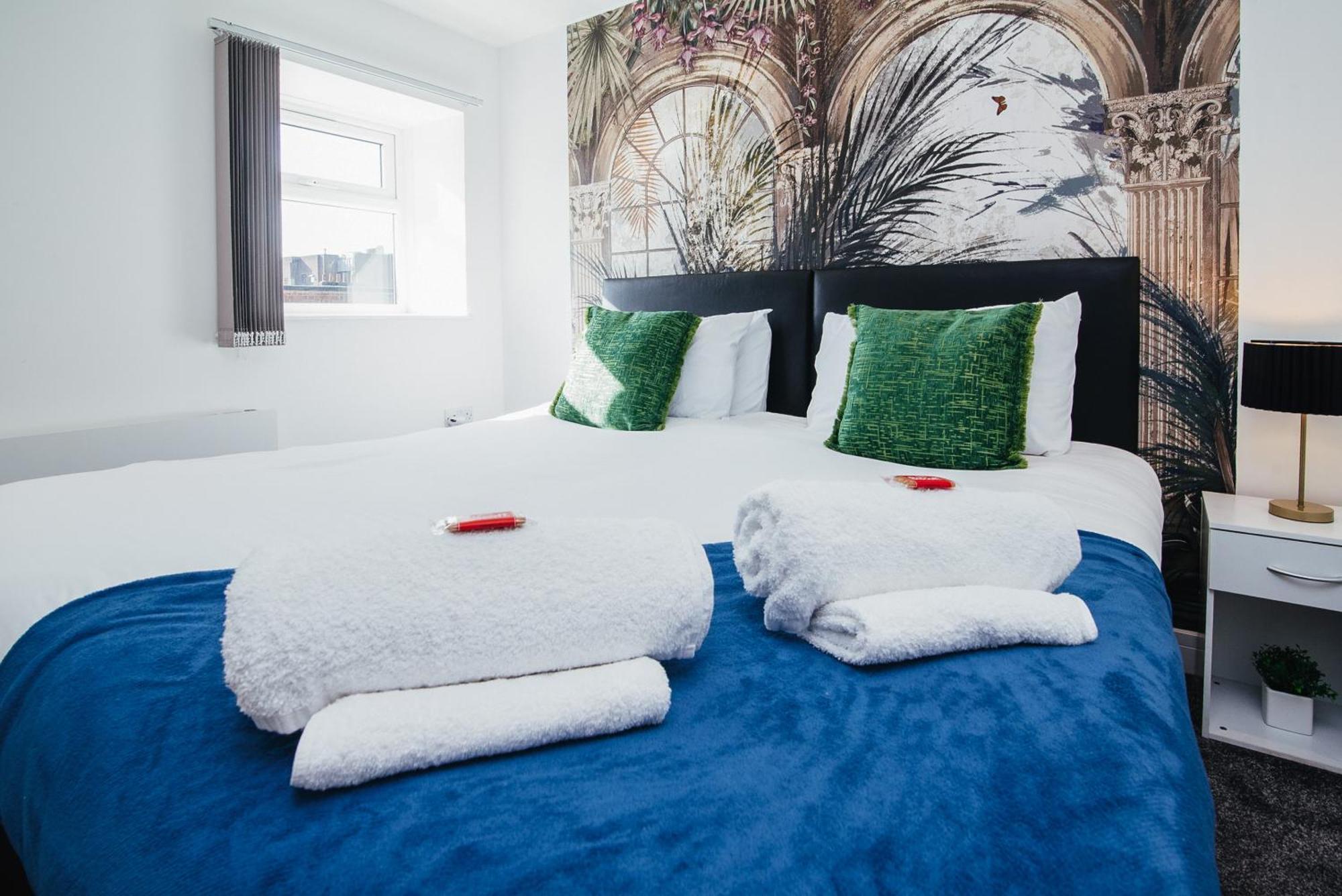 Town Centre Penthouse - Near Airport & Train Station Apartment