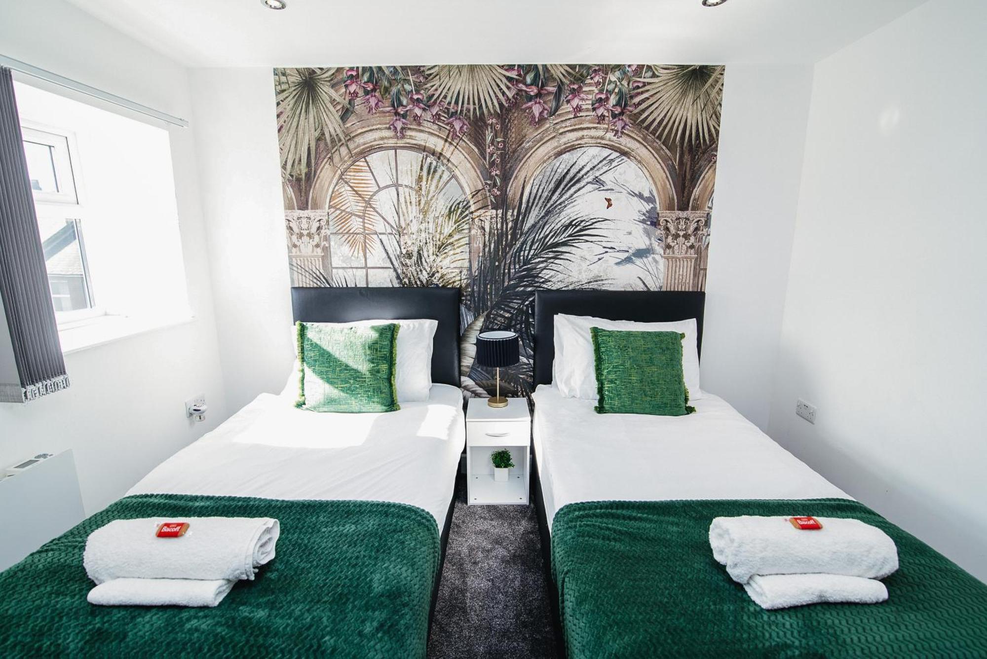 Town Centre Penthouse - Near Airport & Train Station Apartment *