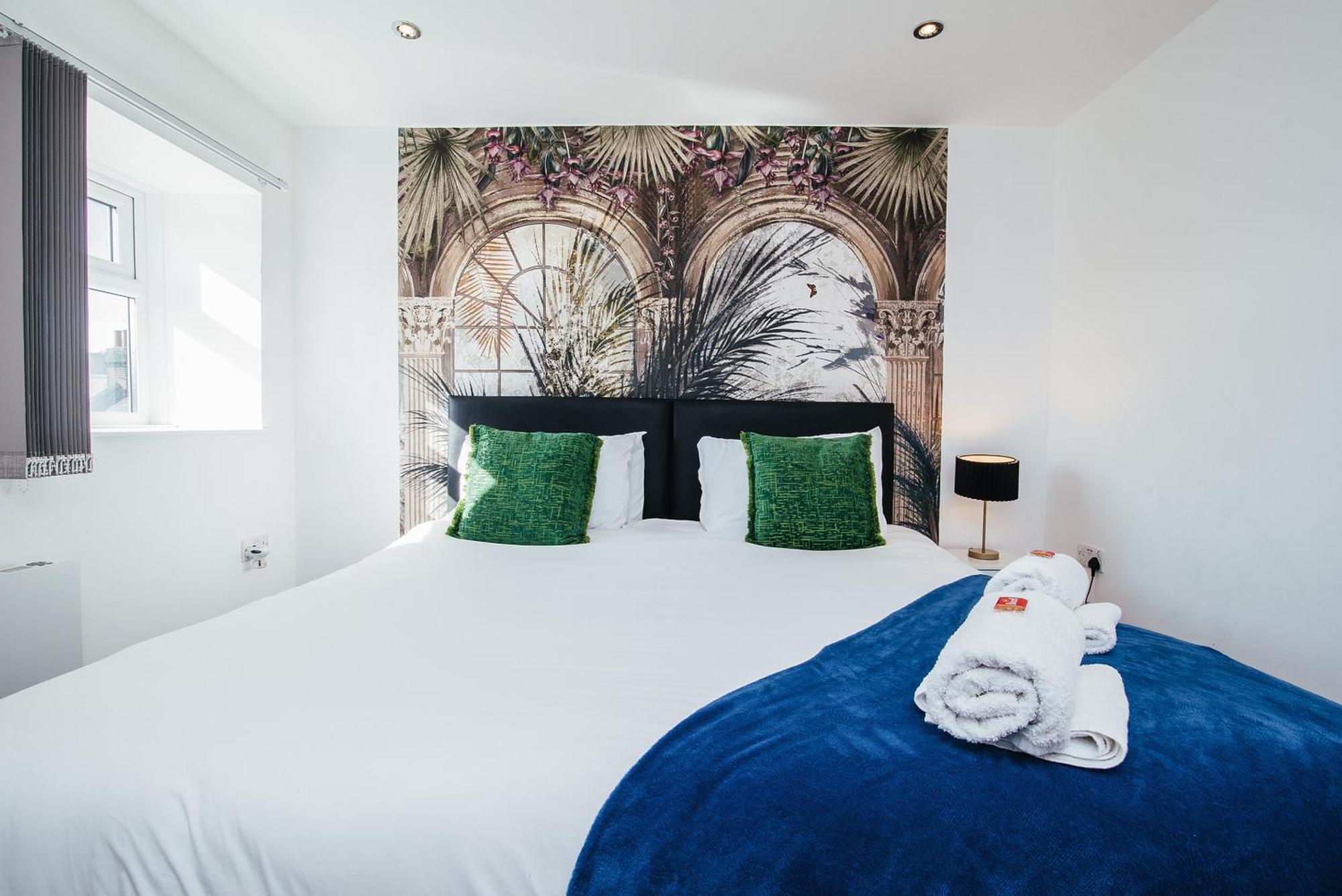 Town Centre Penthouse - Near Airport & Train Station