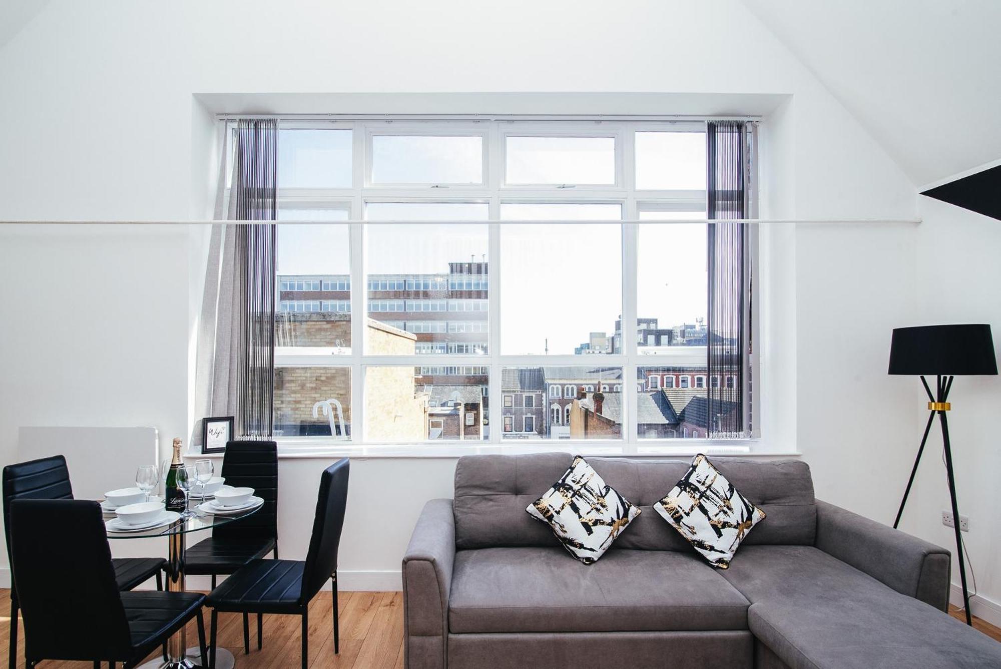 Town Centre Penthouse - Near Airport & Train Station Apartment *