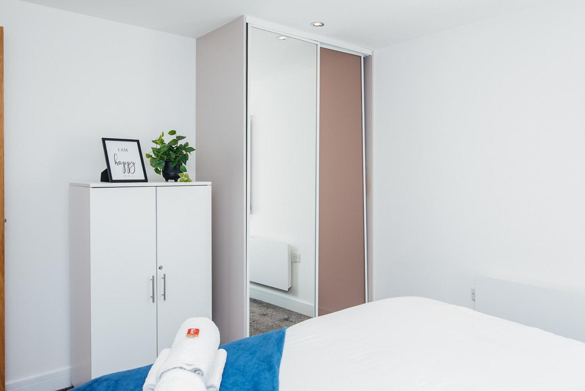 Town Centre Penthouse - Near Airport & Train Station Apartment *