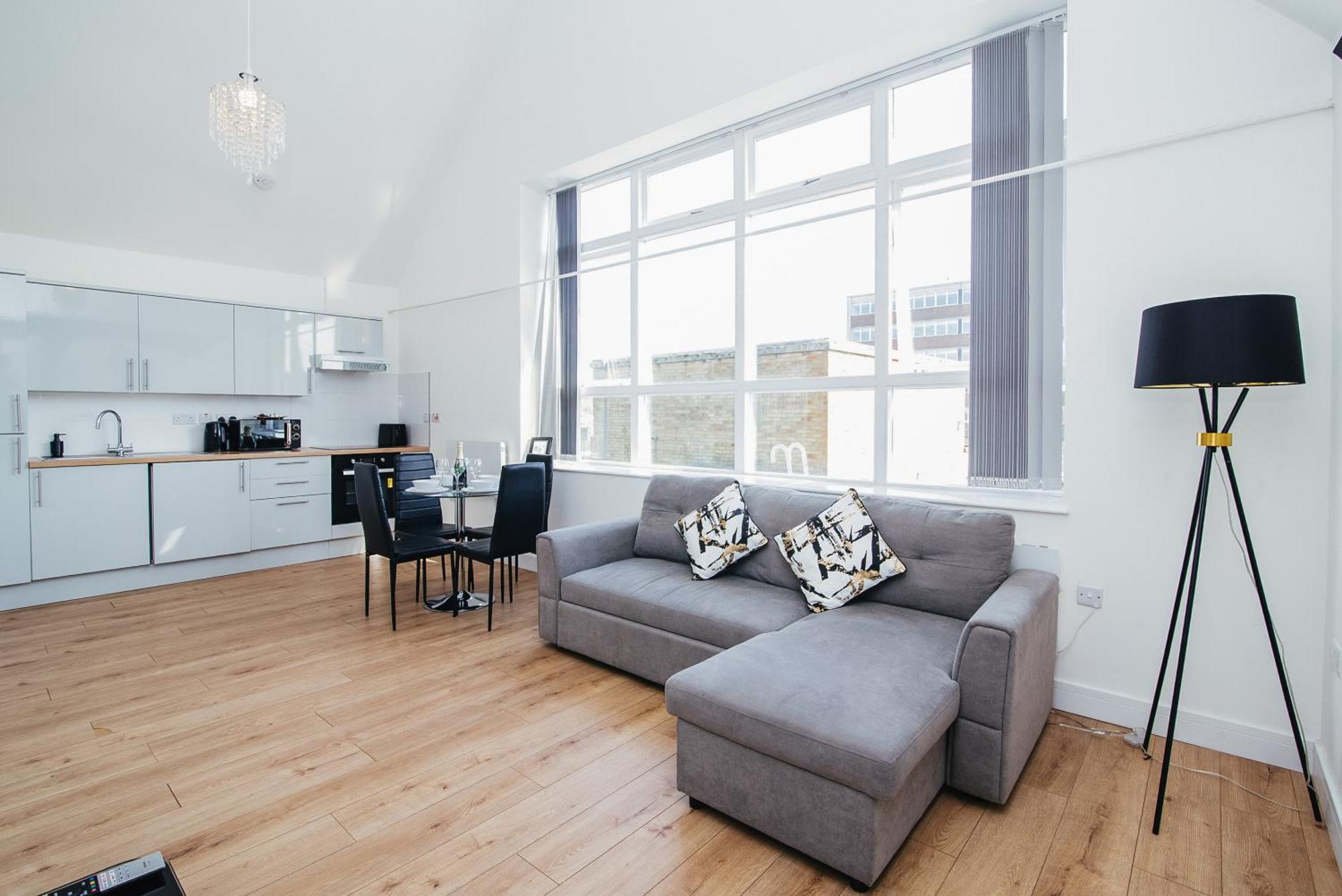 Town Centre Penthouse - Near Airport & Train Station Apartment Luton (Bedfordshire)