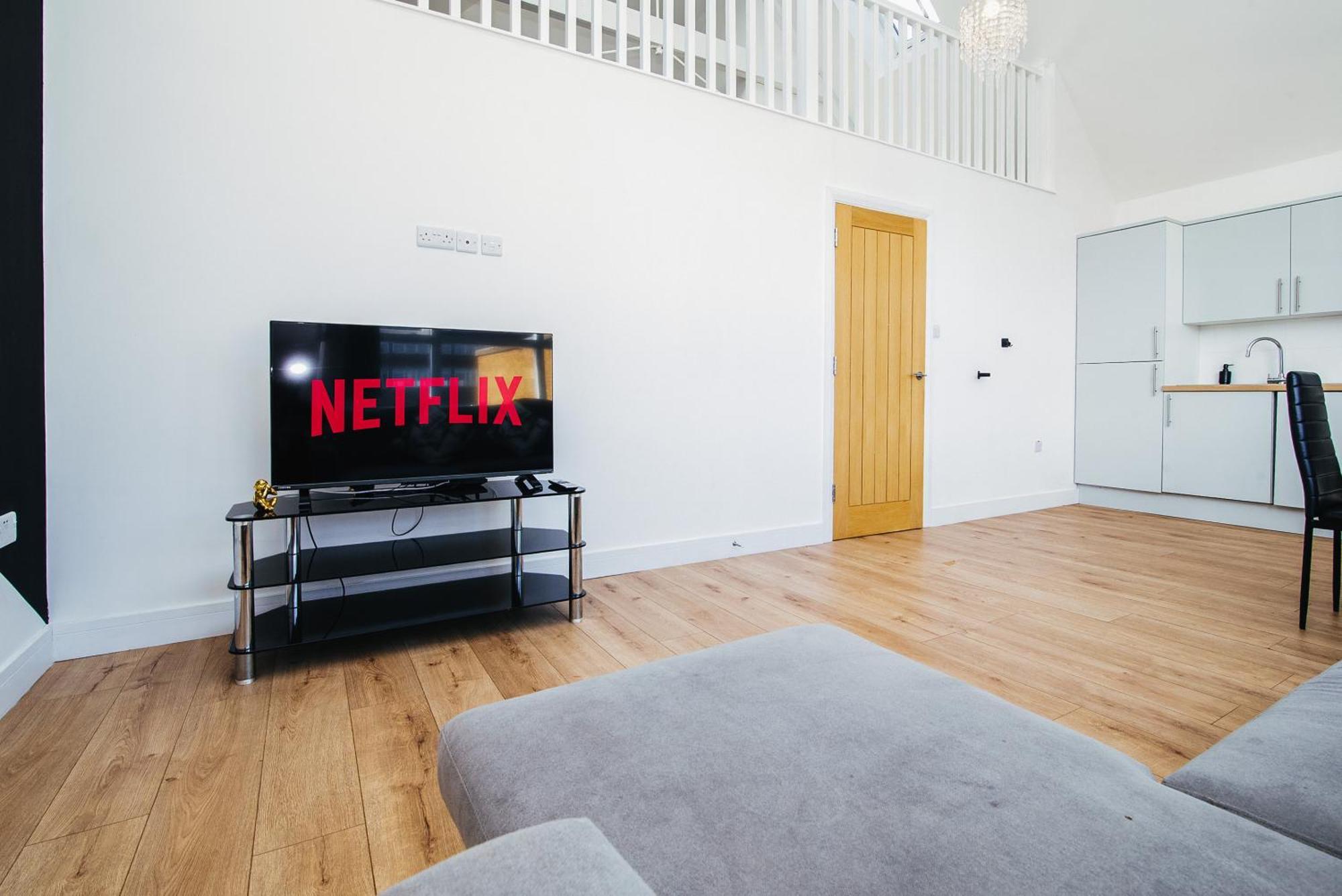 Town Centre Penthouse - Near Airport & Train Station *