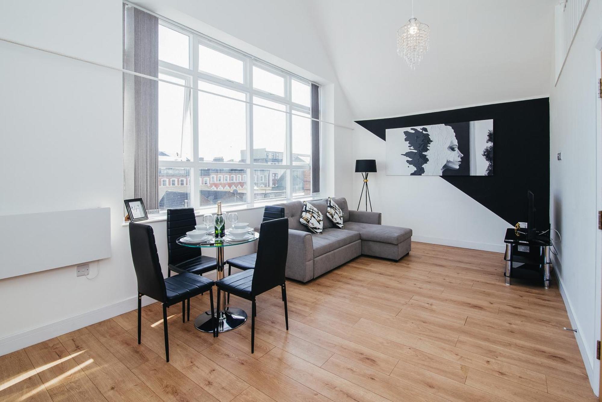 Apartment Town Centre Penthouse - Near Airport & Train Station