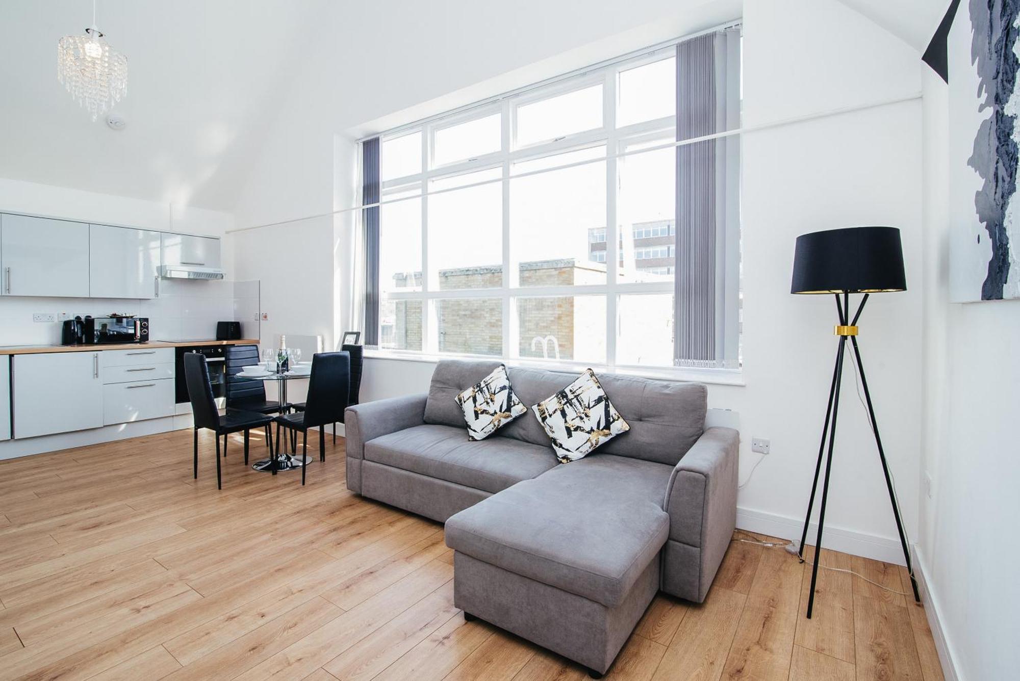 Apartment Town Centre Penthouse - Near Airport & Train Station *
