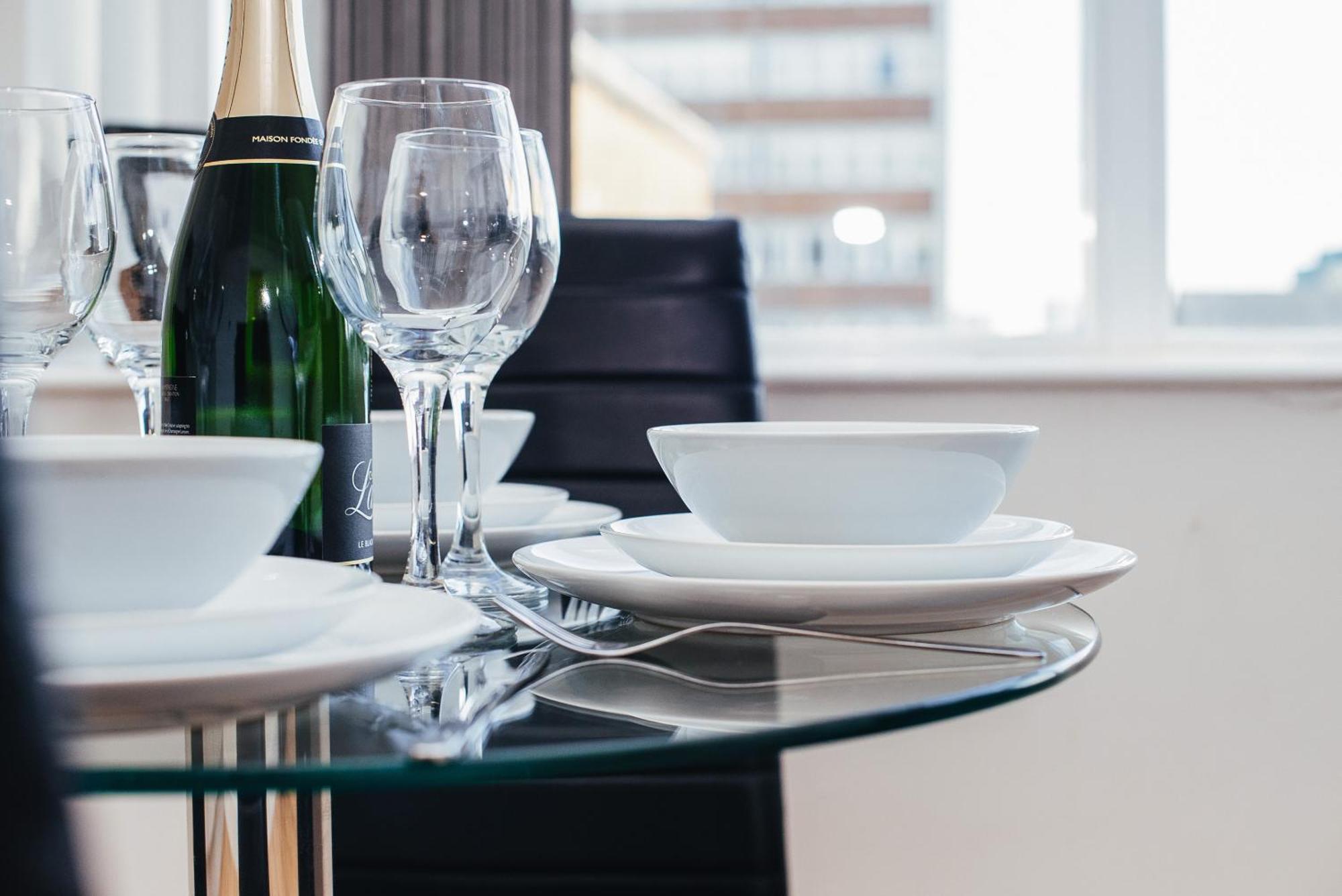 Town Centre Penthouse - Near Airport & Train Station Apartment